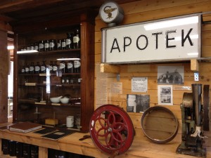 The apothecary exhibit in the Robertsfors Bruksmuseum, Sweden. The castoreum jar is the last one on the left on the upper shelf.