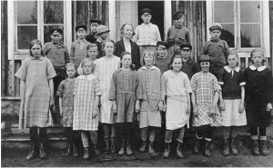 Photo of the teacher Gena Brännholm with her class at Görvik in 1925. Photo in Jamtli archive, 81X549:10-11